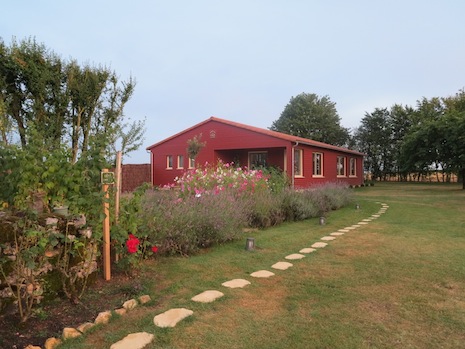 La maison de Tara Yoga et les fleurs d'août