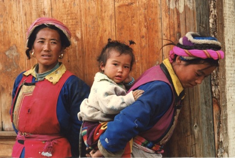 Petite tibétaine portée par sa maman en costume traditionnel