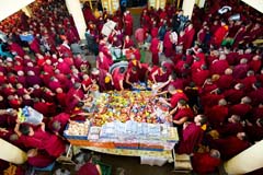 Pratique de la générosité par des offrandes aux moines lors de la célébration de la Prière de longue vie à Dharamsala en mars 09