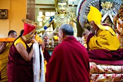 Sa Sainteté Sakya Trizin fait à Sa Sainteté le Dalaï-Lama l'offrande des Trois Joyaux lors de la Prière de longue vie